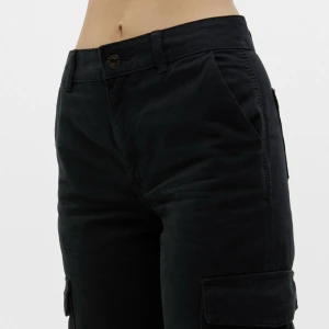 Cargobyxor - Säljer dessa sjukt snygga cargobyxor från Pull&bear i strl 36, i nyskick. Perfekta nu i vinter! Köpta för 360kr, säljs för 200kr 💕