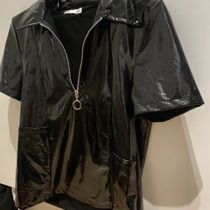 Festtopp - Säljer denna supercoola festtopp som passar perfekt till jeans o byxor!! I lacktyg men insidan är vadderad så den sitter väldigt skönt på! I superfint skick💓💓