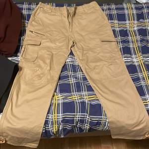 Hej säljer denna fina beige cargo pants storlek M för 300 hör av er om nån vill köpa❤️