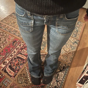 Only jeans  - Säljer dessa superfina lågmidjade only jeansen med fina detaljer , jätte bra skick. Storlek 38 men passsr mod som vanligtvis har storlek S. Säljer pga av att jag har så många jeans. Skapar budgivning om många är intressserade 🥰