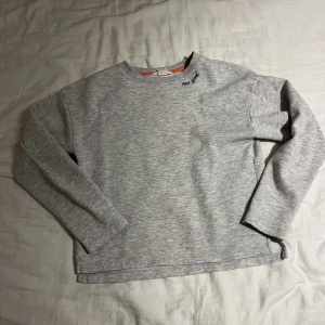 Grå sweatshirt - Grå tröja med ett new york märke på. I bra skick förutom att den har en lite fläck på sig.💓