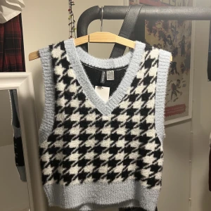 Stickad väst från hm  - Fick i present för ett tag sen men aldrig använd, prislapp är kvar. Stickad väst i jätteskönt material. Storlek M men passar mindre 