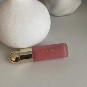 Säljer min rare beauty liquid blush i färgen Happy.