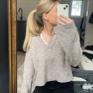 Stickad tröja från Vero Moda - Säljer denna fina stickade tröjan från Vero Moda då den inte kommer till användning längre! Jag är en xs men denna tröjan är liten i modellen, därav har jag M. Köparen står för frakt, skriv för fler frågor💖