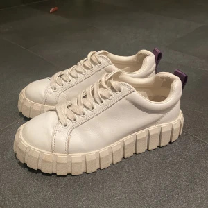 Eytys skor - Super snygga eytys!🙌🏼 Dom är använda ett par gånger men har tyvärr blivit avskavda på hälen, annars är dom i väldigt bra skick💗