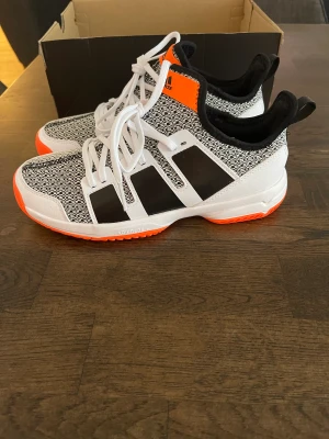 Inomhusskor Adidas  - Nya adidas inomhusskor storlek 37,5