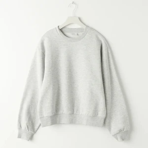 Sweatshirt  - Denna sweatshirt fast croppad vid vid magen. Den är ganska använd men ändå i fint skick. Nypris=249kr, Säljer för 90kr+66kr(frakt). Meddela gärna om du har några frågor❣️