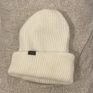 Vit mössa - En jätte söt vintermässa i vit som jag använt under vintern 2021 (1 år gammal) säljer då jag inte använder den längre 👼🏼