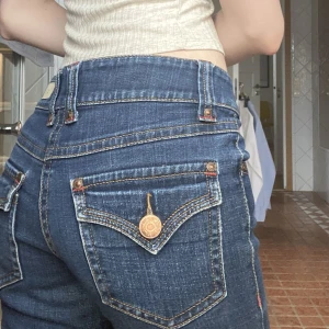Lågmidjade jeans med fickor!  - Säljer nu mina lågmidjade bootcut jeans! Jeansen är väldigt lika true religion jeans, och är köpta second hand. De är i storlek 28 men jag skulle säga att de passar någon runt en S. Materialet är stretchigt så de passar många😊Skriv om ni är intresserade!