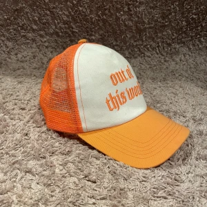 Keps - Säljer min oranga keps, säljer bågrund av att jag inte använder den💕