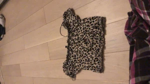 H&M - Croptop Tunt material Aldrig använd.