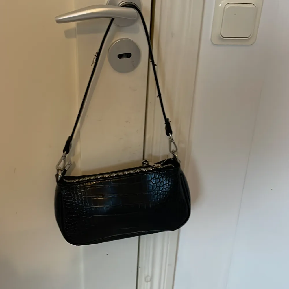 Svart handväska från Gina, knappt använd!. Väskor.