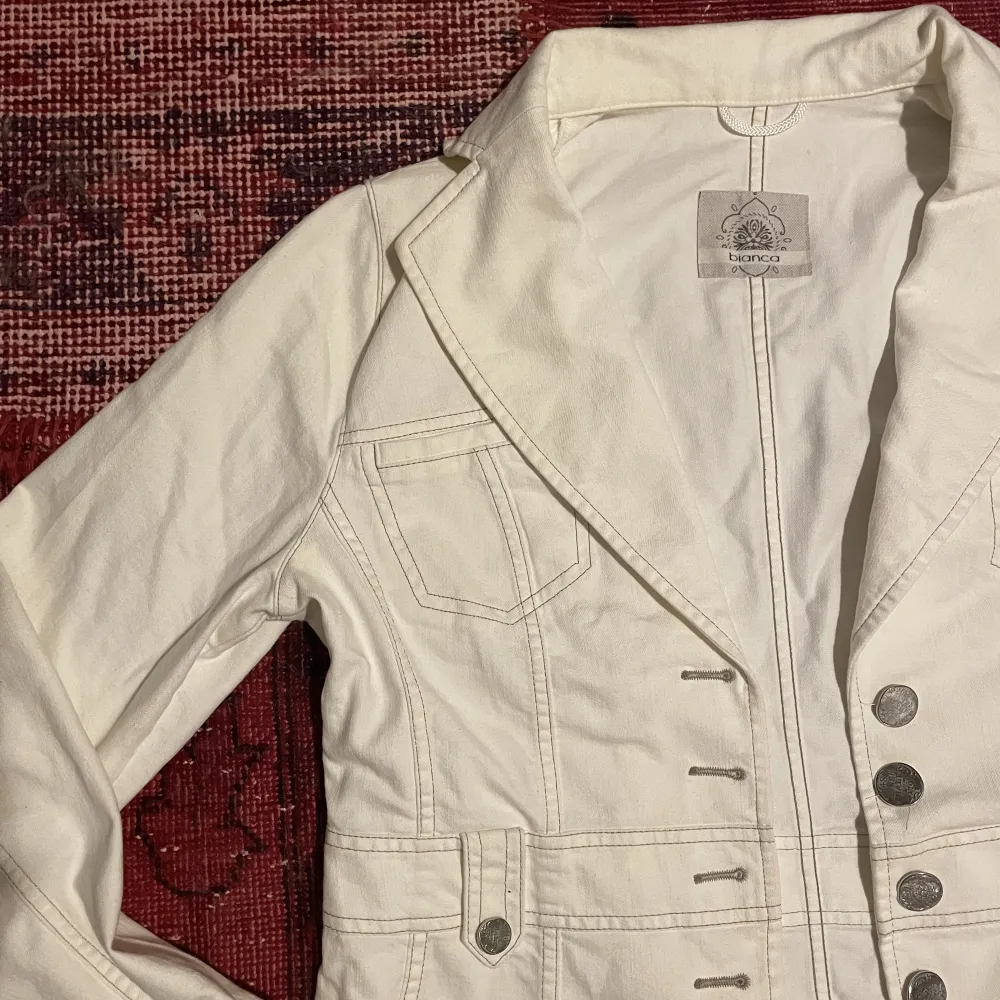 Vit jeans jacka från bianca i dunder skick, den sitter perfekt och passar med vilken outfit som helst!! (skriv för mer info!!). Jackor.