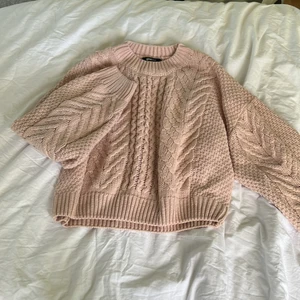 Stickad tröja - Säljer denna DRÖM stickade tröjan, köpte för ett tag sedan men är ej använd! Storlek m men passar även S och XS. Köparen står för frakt! 💞💓💕