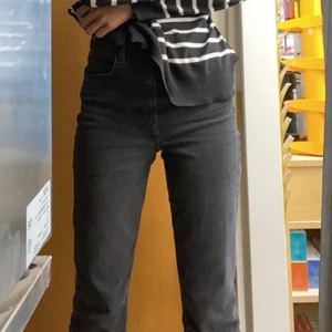 Uppsala - Säljer denna svarta jeansen från zara eftersom de är för korta på mig som är 168cm lång, så skulle säga att de passa en 165cm. Köpte de här på plick och har aldrig använt dom riktigt. 