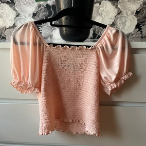 Sommartopp - Söt rosa topp från vila. Har ej används så mycket pga att det inte riktigt är min stil. Storlek 36/S.