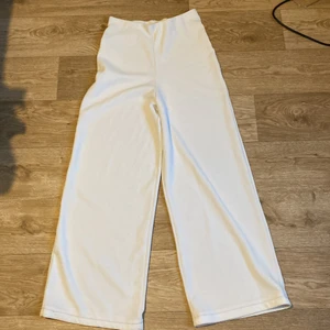 Byxa  - Jätte fina sköna byxor med bredare ben. Liite genomskinliga men har du ljusa underkläder funkar det. Ganska stretchiga i materialet. Dem är uppsydda nån centimeter då de var för långa för mig (158cm) men använde dem aldrig, det går även att sprätta upp. 