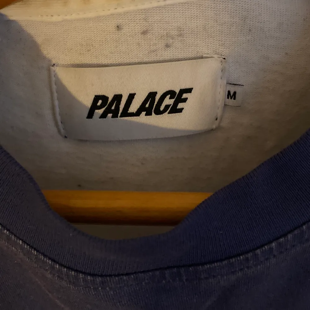 Palace långärmad storlek M, köpet i London, skick 8/10. T-shirts.