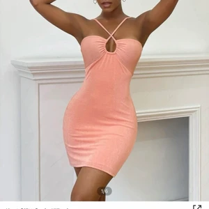 Klänning  - Klänning! Aldrig använd men otroligt söt 