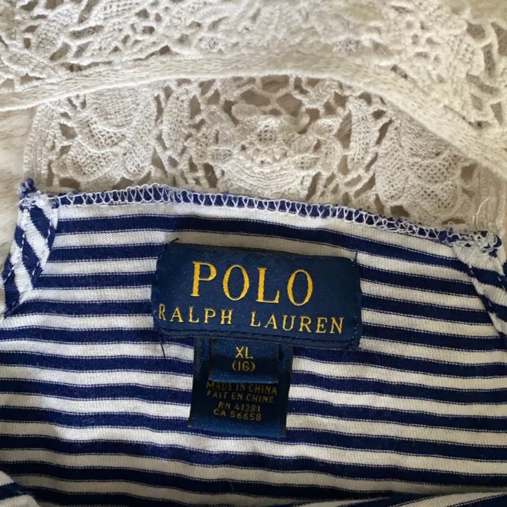 Säljer ett fint linne fårn Ralph Lauren, bara använts några gånger så skulle säga att den är i väldigt bra skick. Linnet är i strl 16 från barnavdelning så den är som en XS / liten S. Toppar.