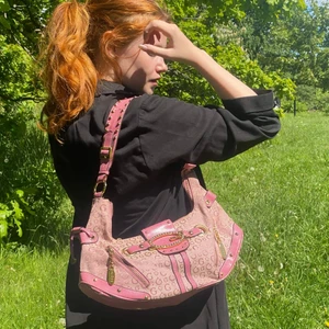 💖 Guess bag 👑 - 👑 Jättefin rymlig Guess väska i ljusrosa. Tror den är äkta, min mamma har haft den i många år, men det finns inget kvitto. 💖  Finns axelband till som aldrig används. Lite slitage i botten där lite "plast ramlat av". Syns på bilden i mitten 💖 