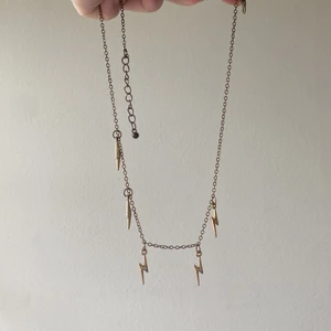 Blixt halsband - Fint skick, är lite lätt rostad vid kanterna annars i super skick!