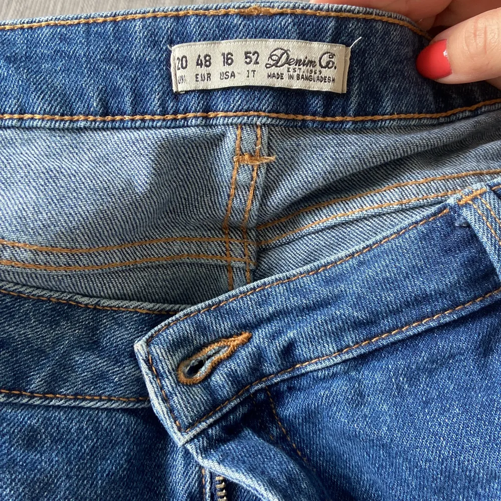 Säljer mina mörkblåa jeans då jag har vuxit ur dom 💙 köpta på Primark. Ankellånga med fickor både fram och bak. Superskönt och fina! . Jeans & Byxor.