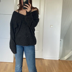Stickad V-ringad tröja - En super härlig stickad tröja i grå från HM. Inga fel, kommer bara inte till användning :)