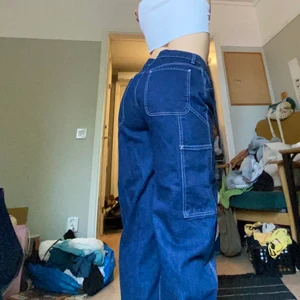 Skater Jeans  - Jeans från Asos Design. Helt nya, aldrig använda. Slutsålda i nästan alla storlekar. Mörkblå med ljusa sömmar och snygga fickor! W28 L32. Jag är 160 och har normalt 38 och dom sitter baggy i midjan på mig. Långa i benen.