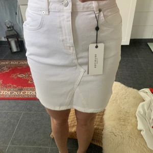 Oanvänds jeanskjol  - Oanvändb jeanskjol från selected femme, stretchig och skön. Str 38 100+66