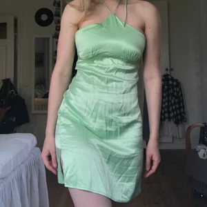Grön satinklänning från Bershka storlek S - Fin grön satinklänning från Bershka insticker S som bara är använd 1 gång! Köparen står för frakten 