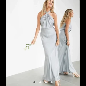 Balklänning  - Hej! Jag säljer min balklänning från 9an som är använd en gång. Köpt från ASOS och nypris ca 1200kr. Stl 34, går enda ner till golvet och jag är 172 cm. Inga tydliga defekter. Kom privat för intresse och frakt ingår💙💙💙