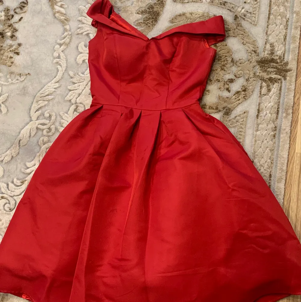 Midi röd klänning, har haft den på mig en gång. Den är liten på mig det drf jag inte använder den ☺️( pris kan diskuteras). Klänningar.