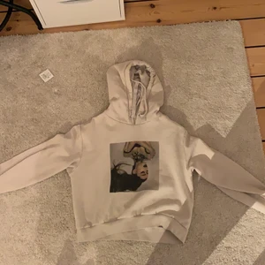 En Ariana Grande Hodie  - En hodie med Ariana Grande på från HM säljer för den är för liten. 