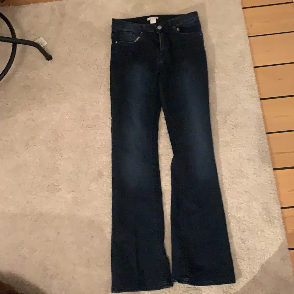 Ett par utsvängda jeans i färgen blå från HM. Säljer för de inte kommer till användning. I väldigt bra skick. . Jeans & Byxor.