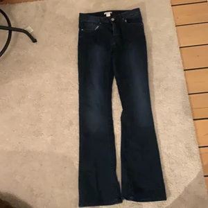 Ut svängda jeans blå  - Ett par utsvängda jeans i färgen blå från HM. Säljer för de inte kommer till användning. I väldigt bra skick. 