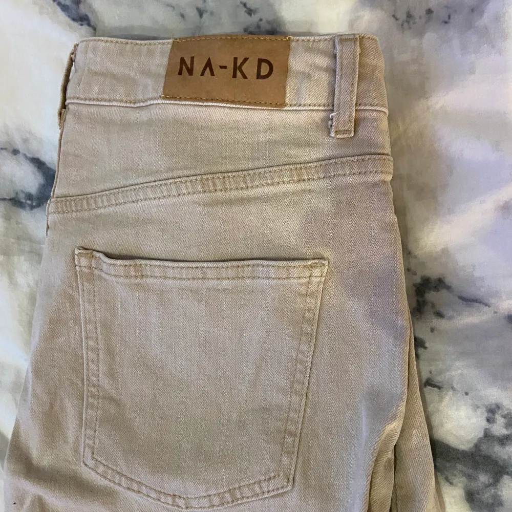 Superfina lågmidjade beiga jeans från nakd. Sitter perfekt och kasar inte ner. Säljer pga dom inte kommer till användning. Köparen står för frakten 💕. Jeans & Byxor.