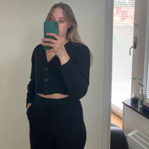 Kofta  - En supermysig lite kortare kofta i storlek S som passar till allt, säljer pga den har blivit lite för liten i passformen än vad jag vill ha. Den är inte stickig! :)