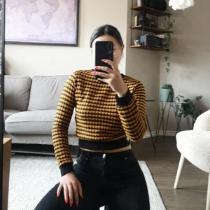 Stickad zara topp stl S - Toppen är oanvänd men saknar lapp. Sitter tajt i midjan. 