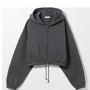 Jätteskön hoodie i fin mörkgrå färg med dragkedja! 