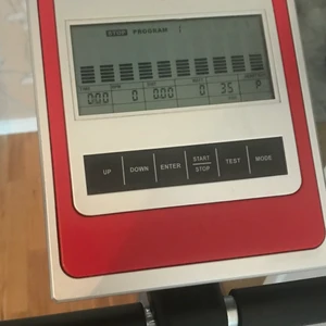 Tränings cykel  - I bra skick men sladdn har bara vridits lite gran men annars i jätte bra skick köptes för 3000kr säljer för 1200kr för snabb köp blir de 1000-900kr