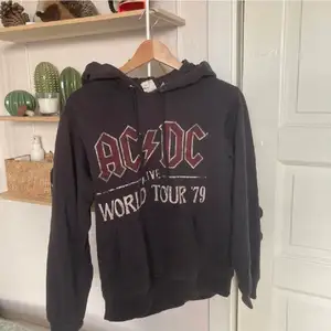 Mörkgrå ACDC hoodie som säljs pga kommer inte till användning. Inte använd så många gånger och är av ett skönt material. Tryck fram och bak 💕 enligt mig är det en S/M men den är i strlk L.