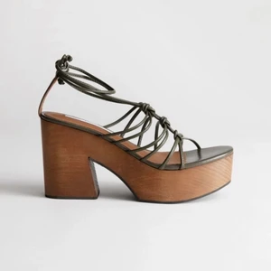 & Other Stories platåsandaletter strl 39 - Söker dessa skor från & Other Stories i storlek 38 eller 39! 