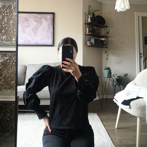 Svart zara topp stl M - Toppen är helt oanvänd men saknar lappen. Passformen är rak så passar lika bra på en S som M