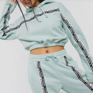 Ljusblå cropped hoodie Adidas - Hoodie från Adidas, endast använd ett fåtal gånger. Köparen står för frakten.