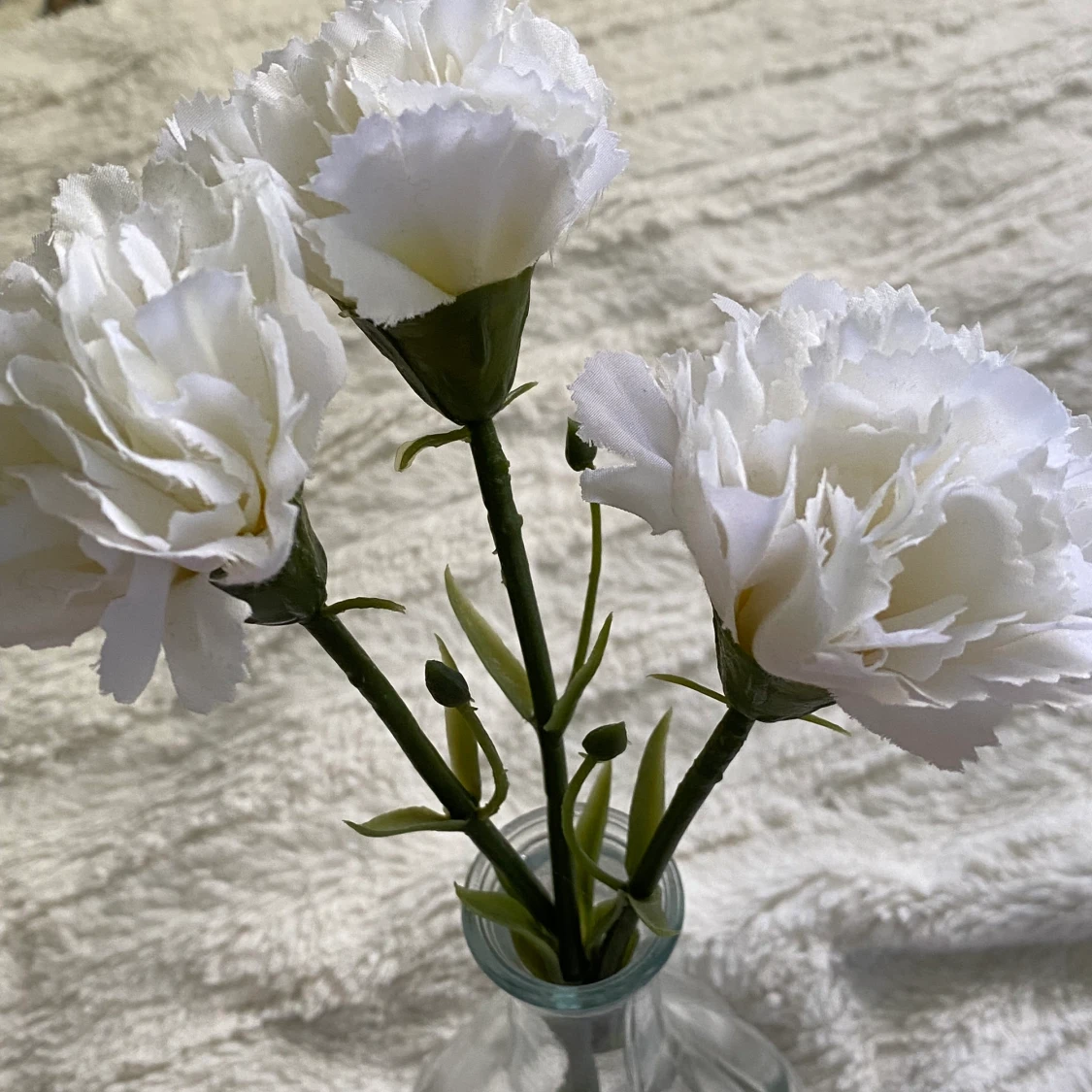 Plast blommor med glas vas