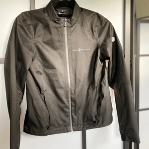 Sail Racing stl XS dam jacka - W GALE TECHNICAL JACKET Vind och-vattentät Rak passform - Dragkedja framtill - Två fickor med dragkedja - Mudd i ärmslut - Andas - Tejpade sömmar - E-Dye technology   Använt 2-3 gånger 