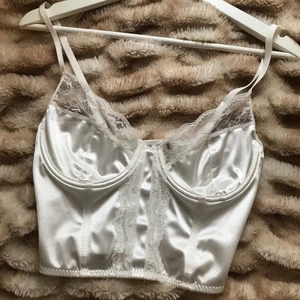 Korsett topp - Korset liknande topp, stl. S passar även en som har xs skulle jag nog säga. Skriv om ni undrar något.