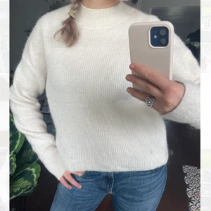 Vit stockad - Perfekt krämVit stickad från & other stories , originalpris 890 💓 (enda defekten är en fläck som ej går bort som syns på bild 3)
