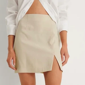 Ny kjol nakd  - Helt ny kjol från nakd! Brunbeige färg och dragkedja bak💕